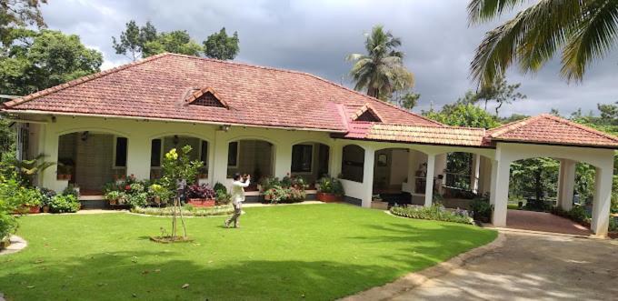 Emerald Castle Villa Madikeri Exterior photo